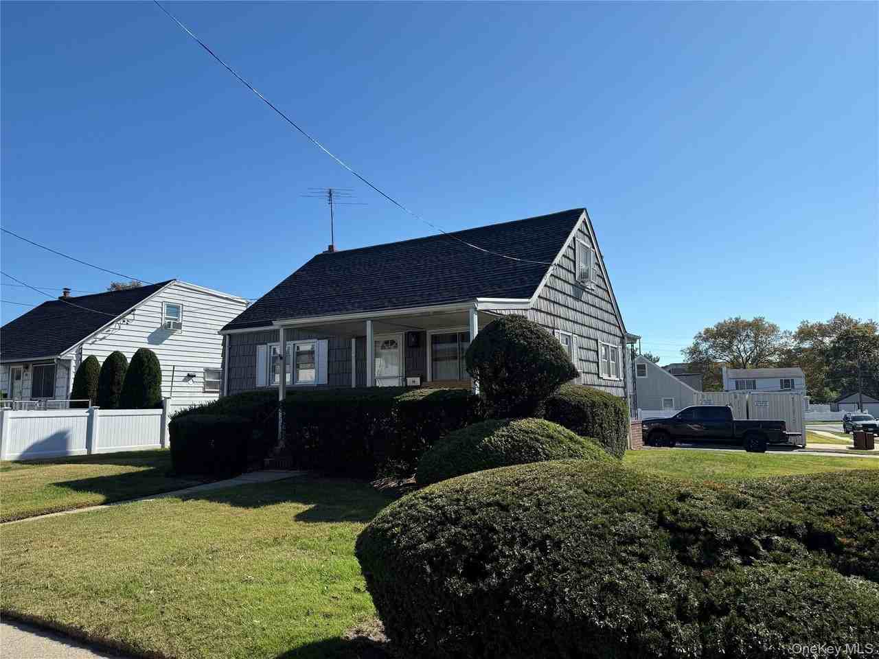 273 Mott Avenue - Photo 2 of 9