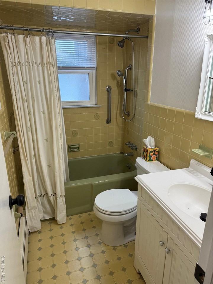 273 Mott Avenue - Photo 6 of 9