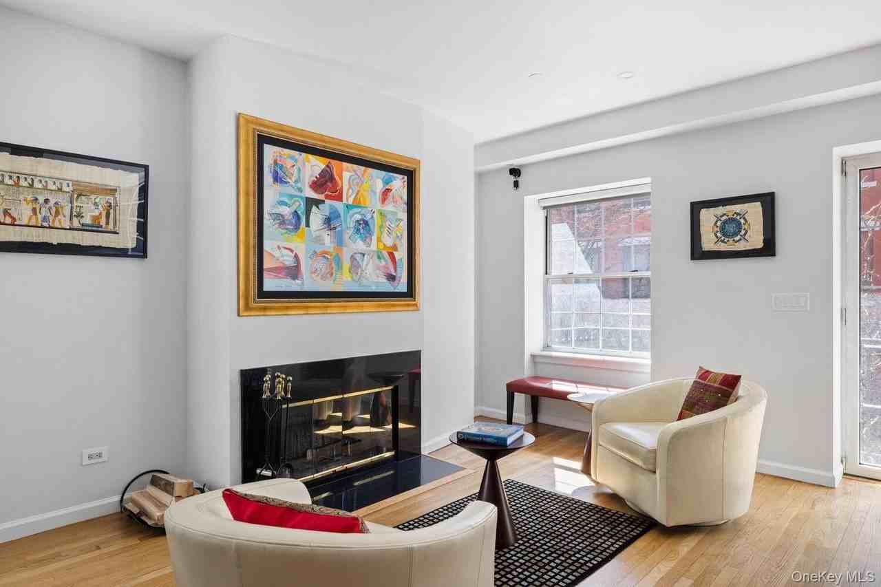 111 Jane St Apt 4 #4 - Photo 3 of 10