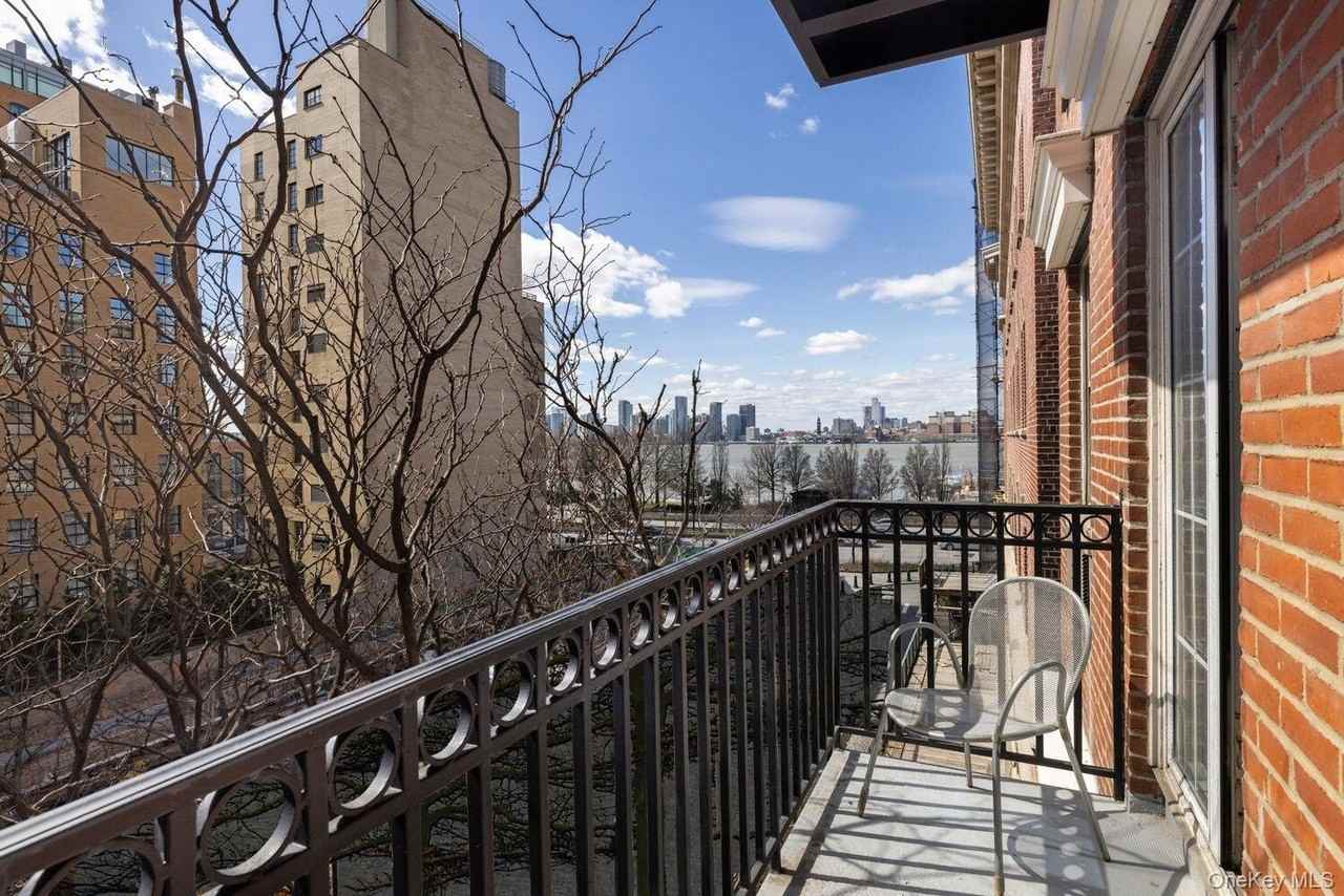 111 Jane St Apt 4 #4 - Photo 7 of 10