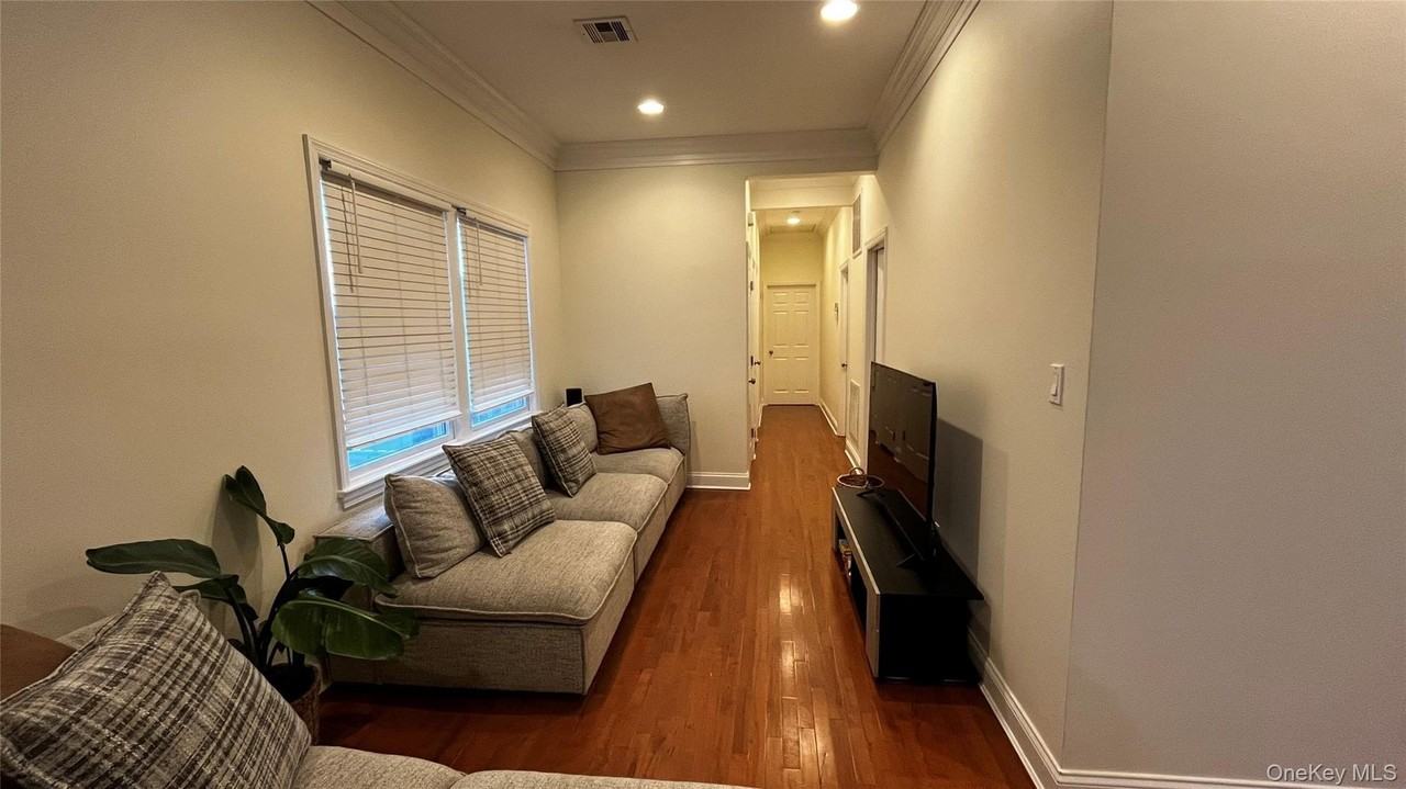 137 West Market Street - Photo 4 of 10