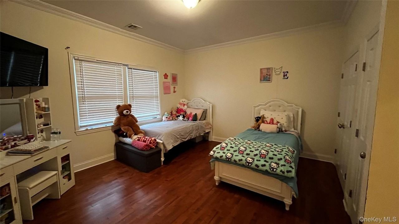 137 West Market Street - Photo 5 of 10