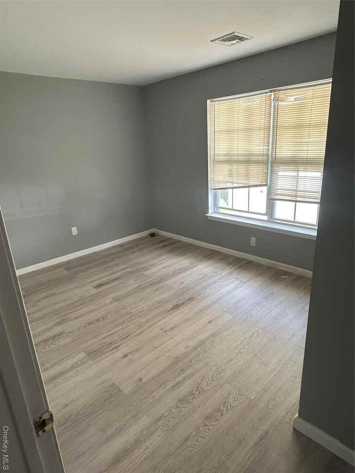 83 Jordan Ln - Photo 4 of 15