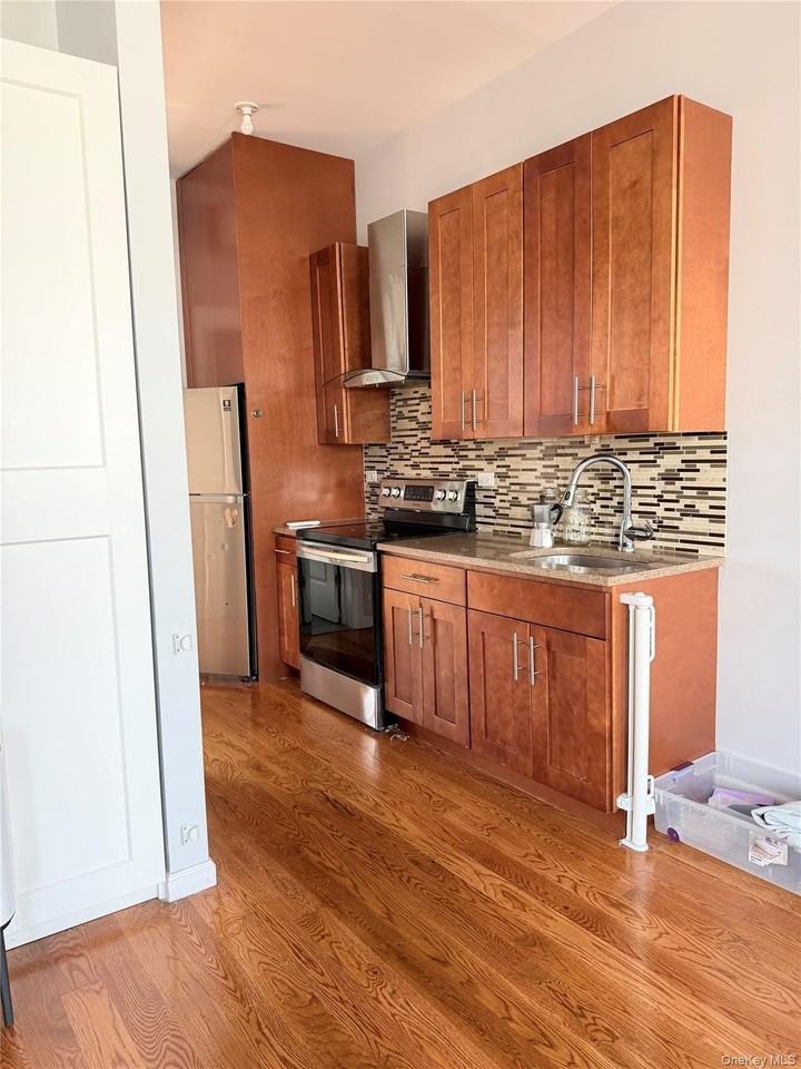 390 Broadway - Photo 6 of 7