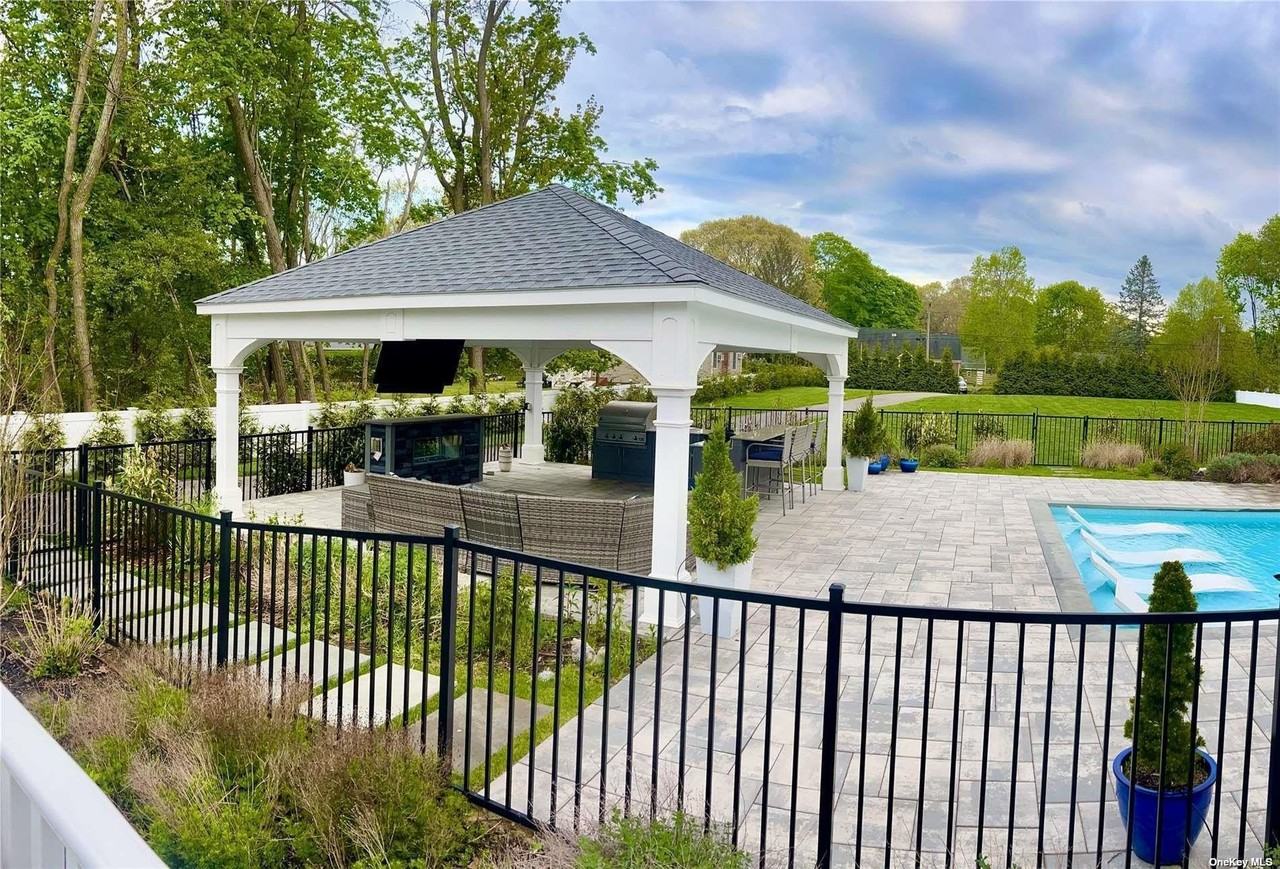 3655 Pequash Avenue - Photo 5 of 30