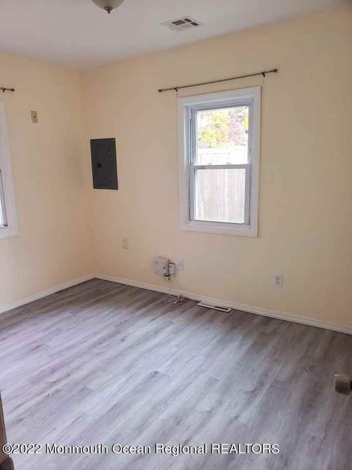 683 Mantoloking Rd - Photo 7 of 8