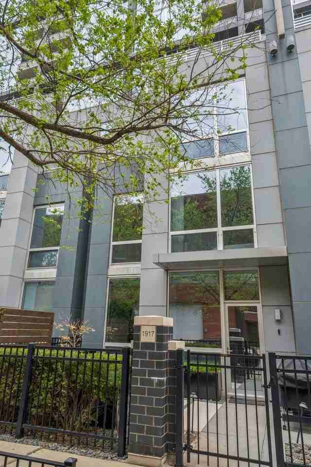 1917 S Calumet Ave - Photo 2 of 42