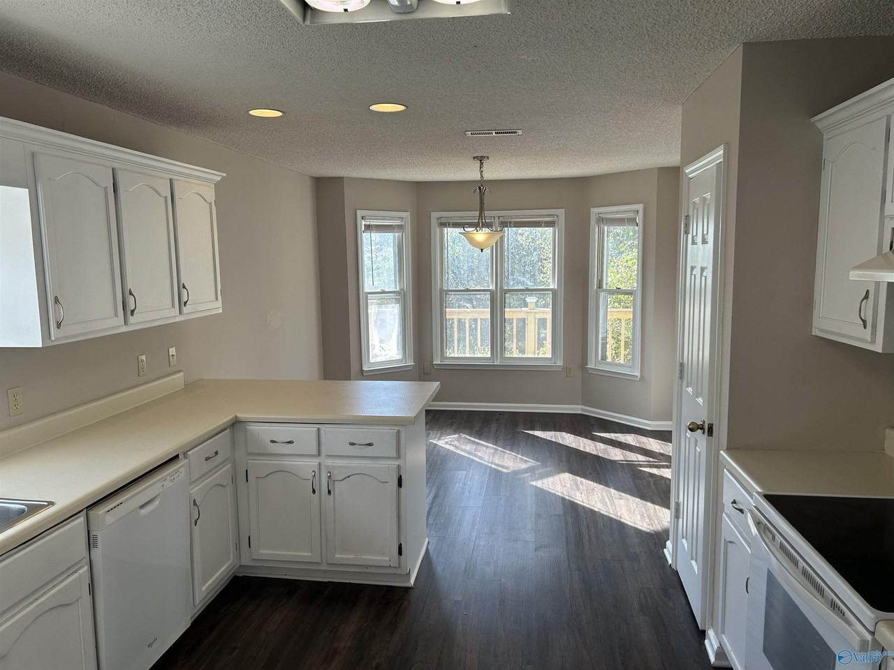 550 Circle Drive - Photo 2 of 12