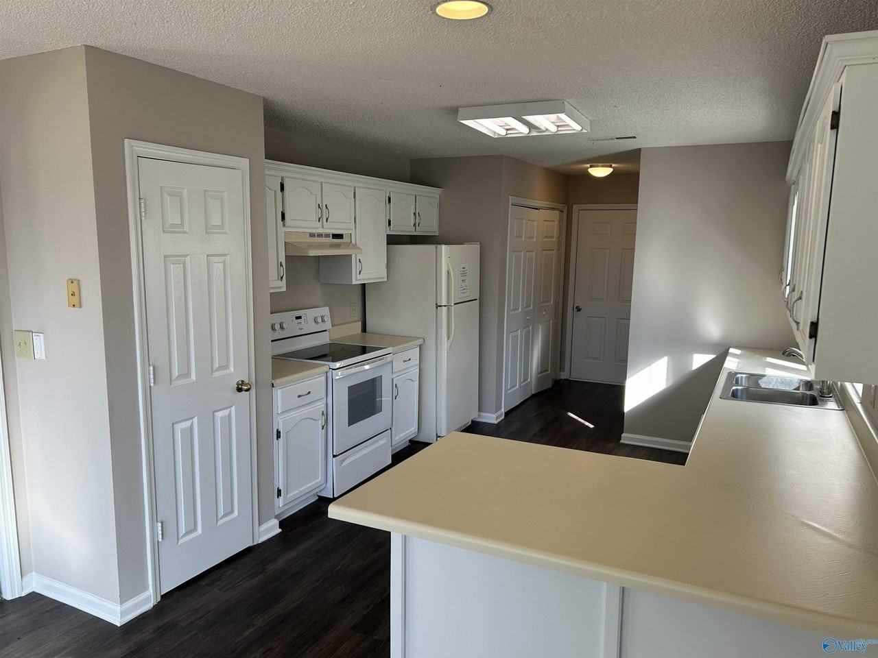 550 Circle Drive - Photo 3 of 12