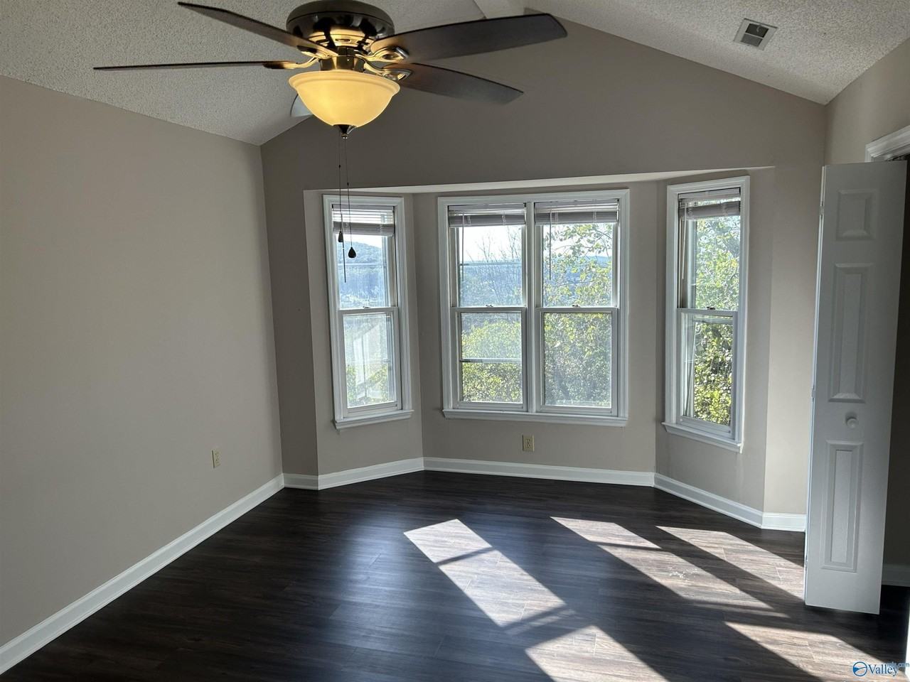 550 Circle Drive - Photo 4 of 12