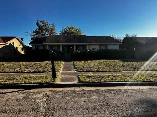 1006 Alicia Ln - Photo 2 of 14