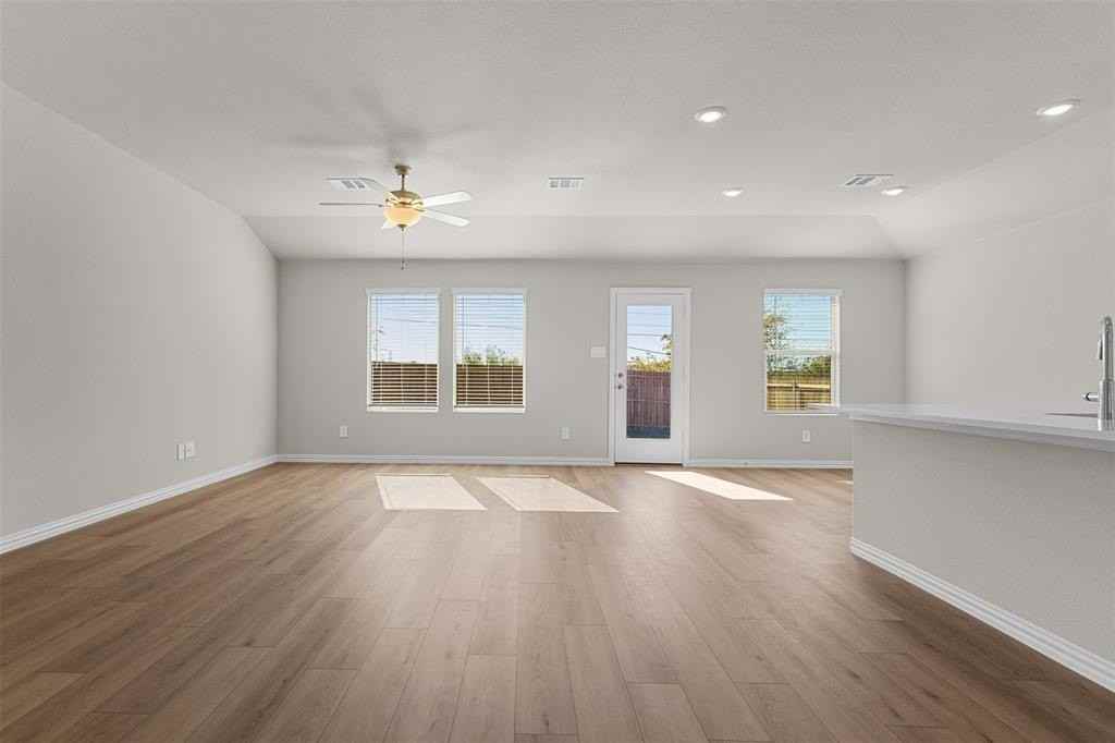 6649 Valley Lake Ln - Photo 5 of 27