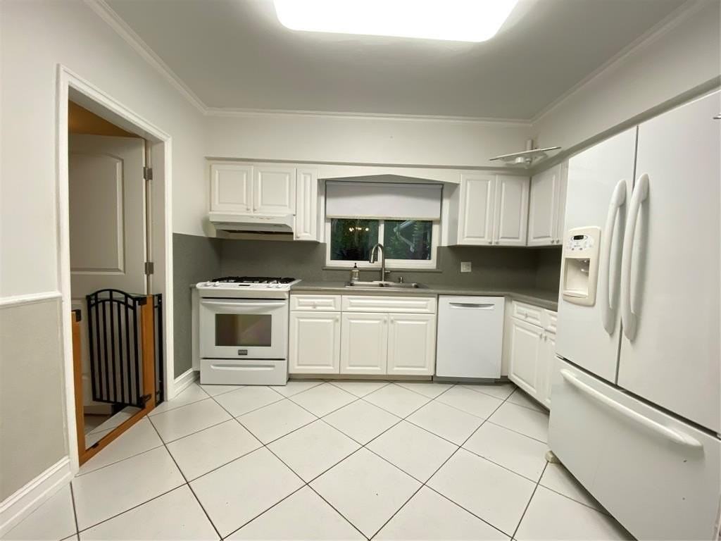 1049 Van Buren St - Photo 4 of 32