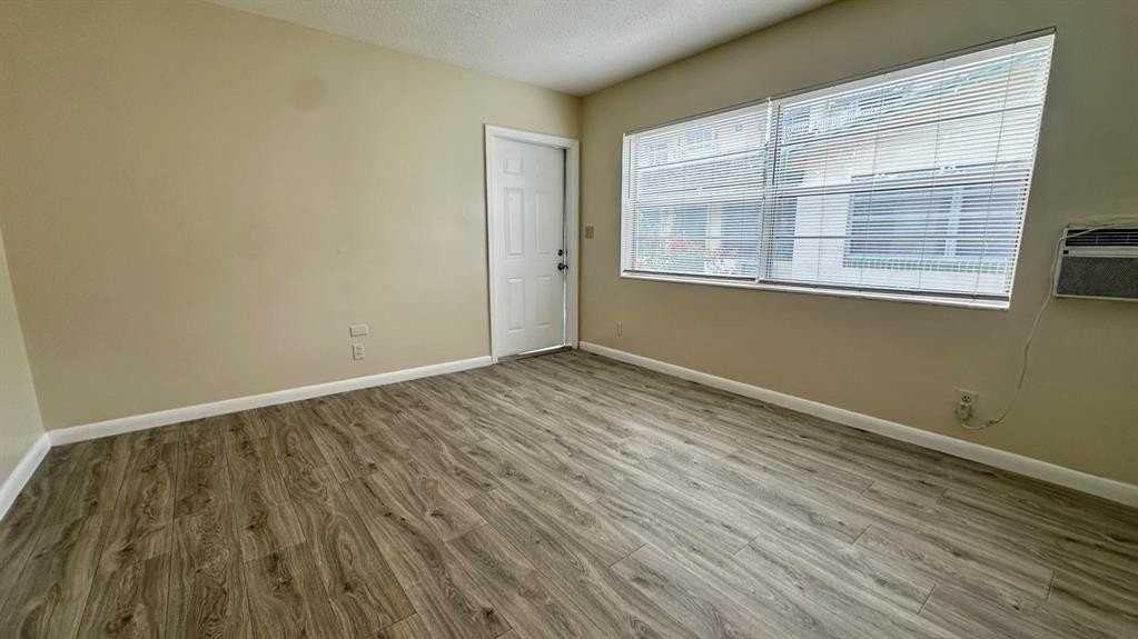 719 Se 16th St #5 - Photo 2 of 12