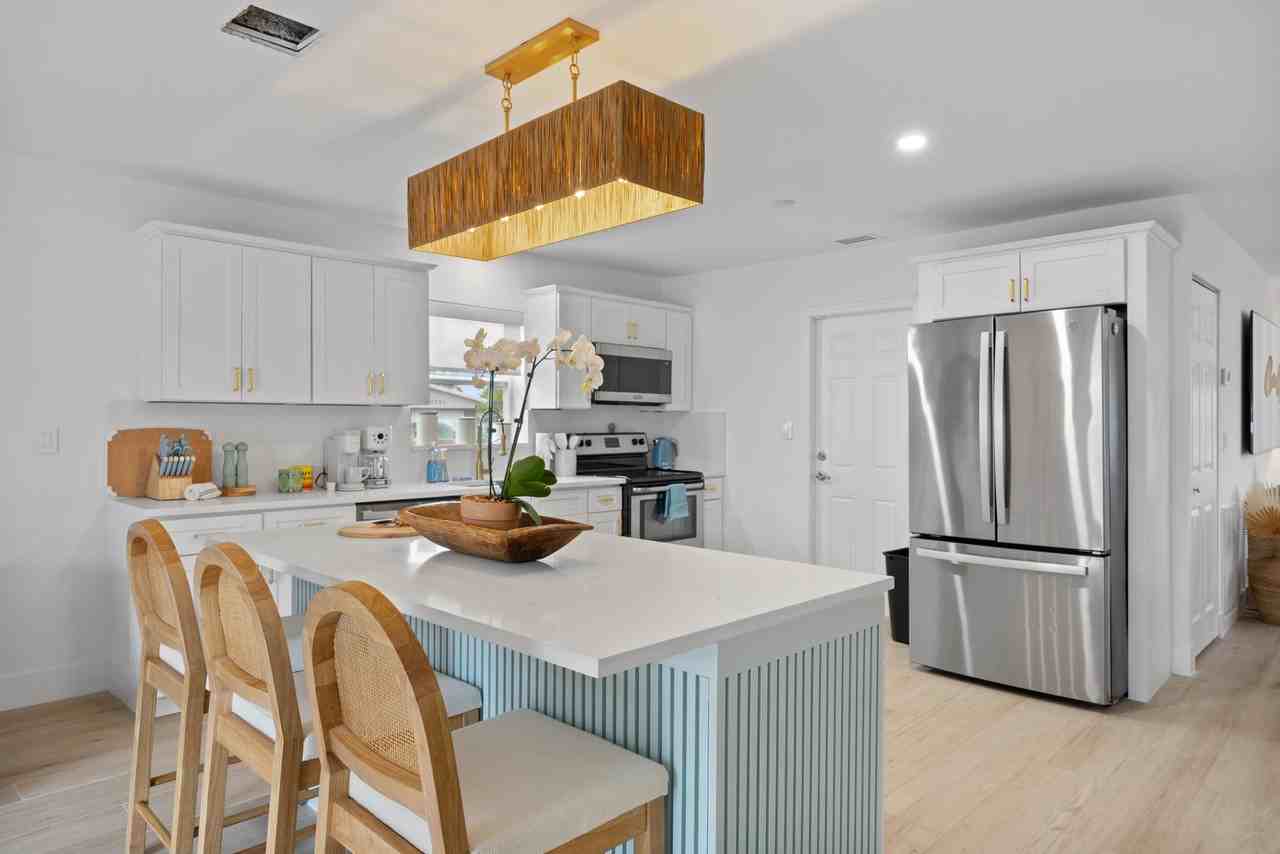 1096 Sw 27th Ave - Photo 3 of 21