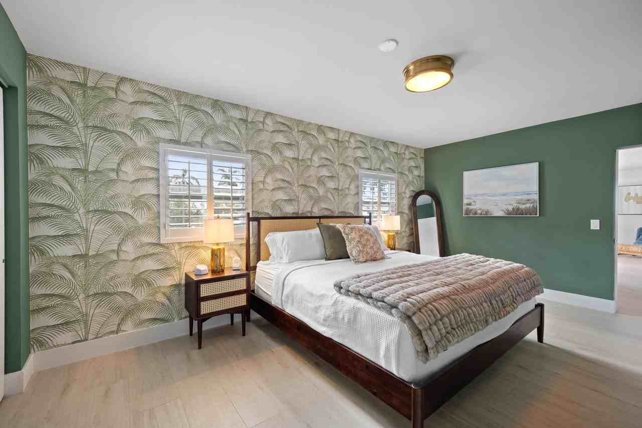 1096 Sw 27th Ave - Photo 4 of 21