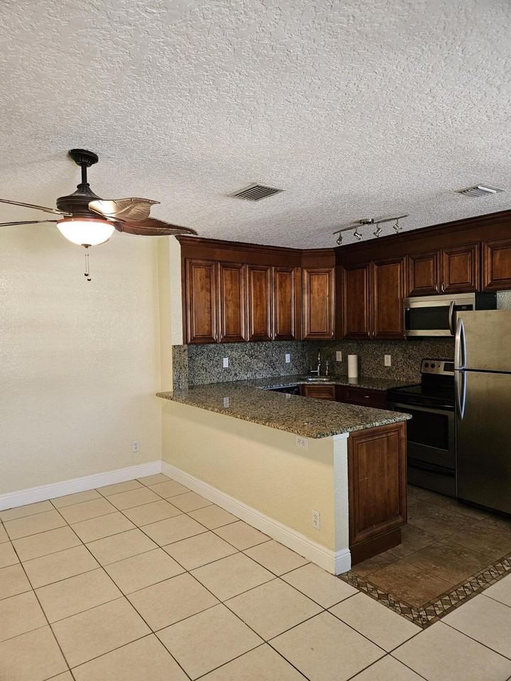 1907 Northeast 2nd Street #16 - Photo 5 of 12