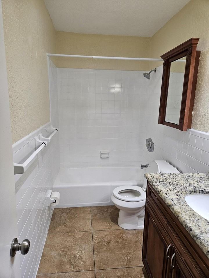 1907 Northeast 2nd Street #16 - Photo 6 of 12