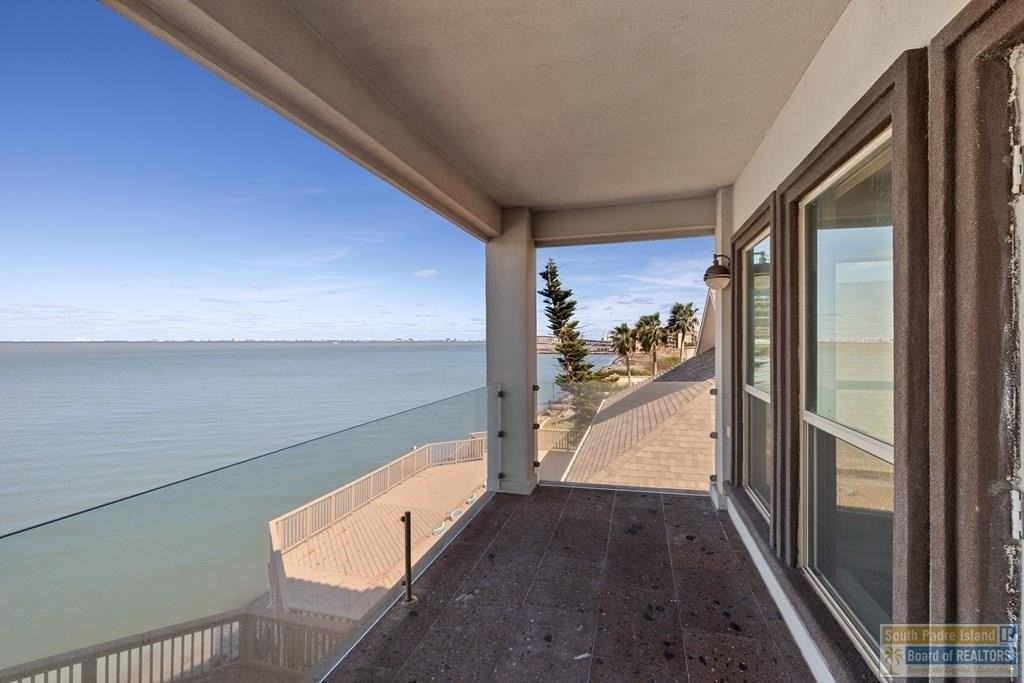 618 N Shore Dr - Photo 5 of 50