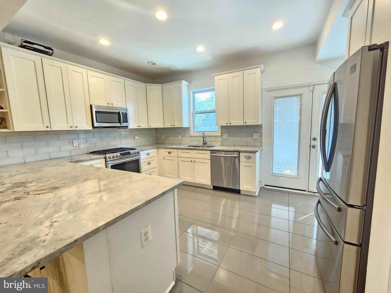 1311 S St Se - Photo 3 of 35