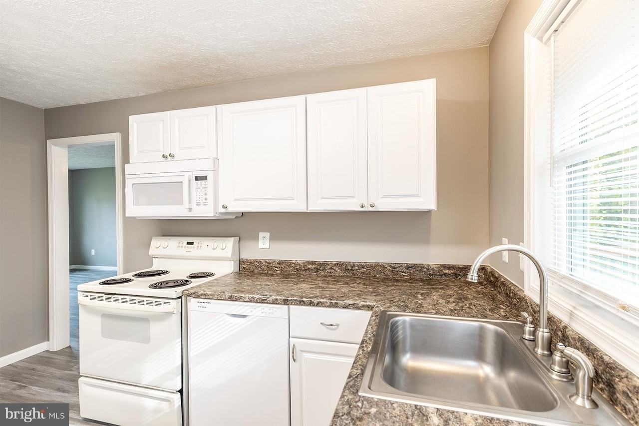 847 Harbor View Ter - Photo 3 of 33