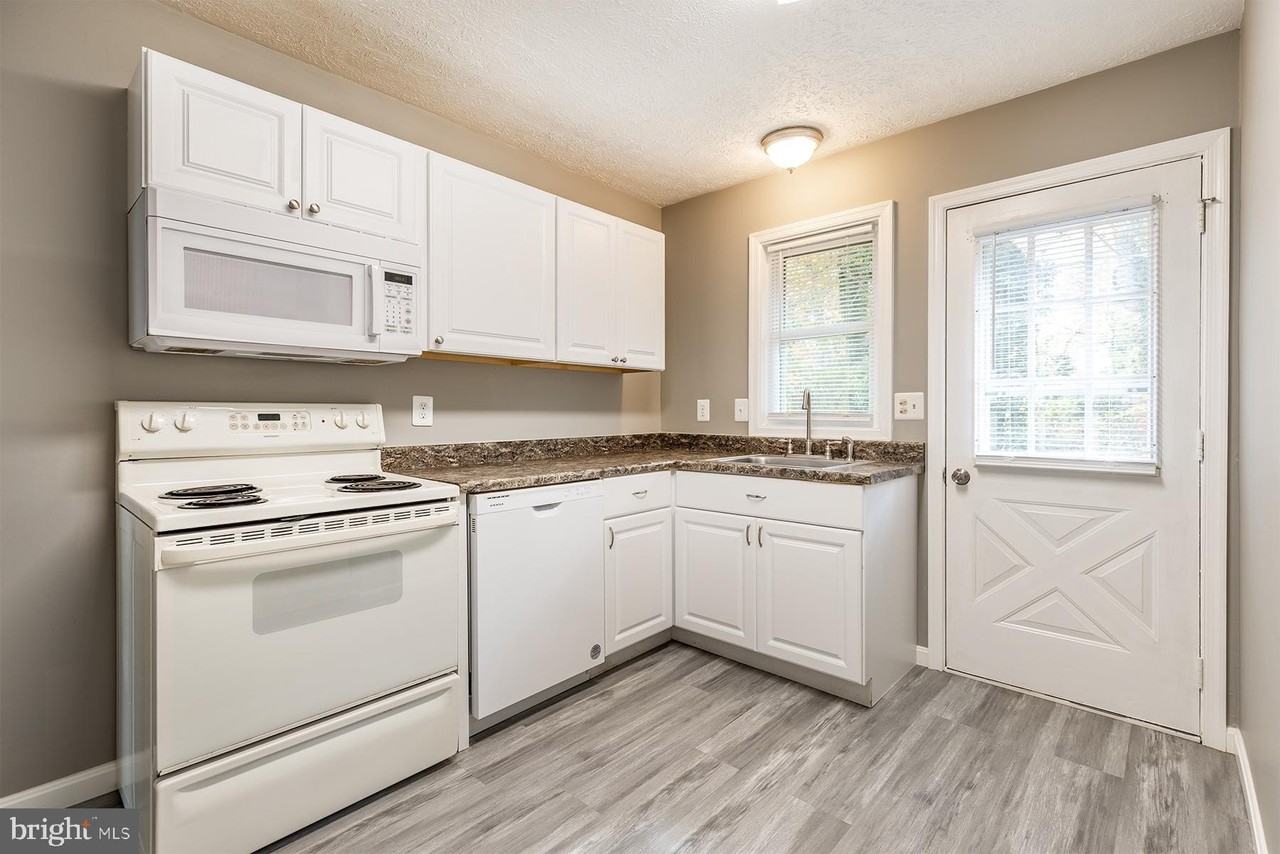 847 Harbor View Ter - Photo 4 of 33