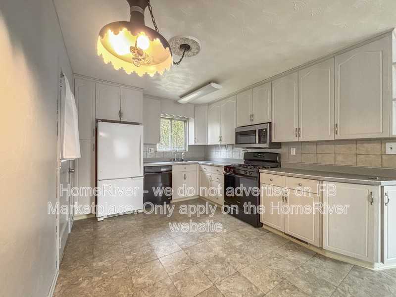 208 Walpole Dr - Photo 7 of 20