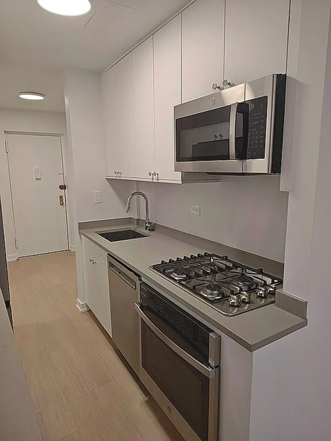 3044 29Th St - Photo 2 of 4