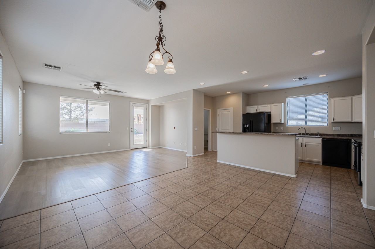 18096 N Arbor Dr - Photo 4 of 31