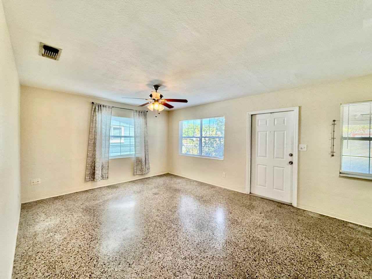 255 38th Ave Se - Photo 5 of 21