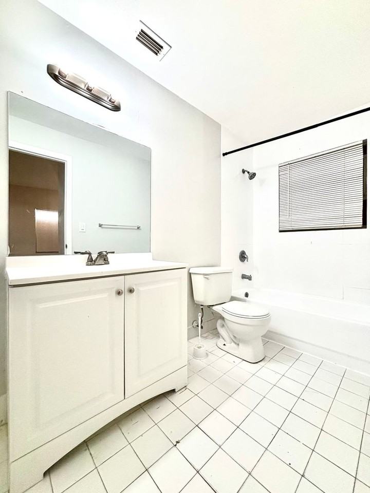 1301 Northwest 8th Place - Photo 4 of 9