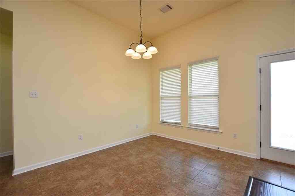 300 Mansfield Dr - Photo 4 of 17