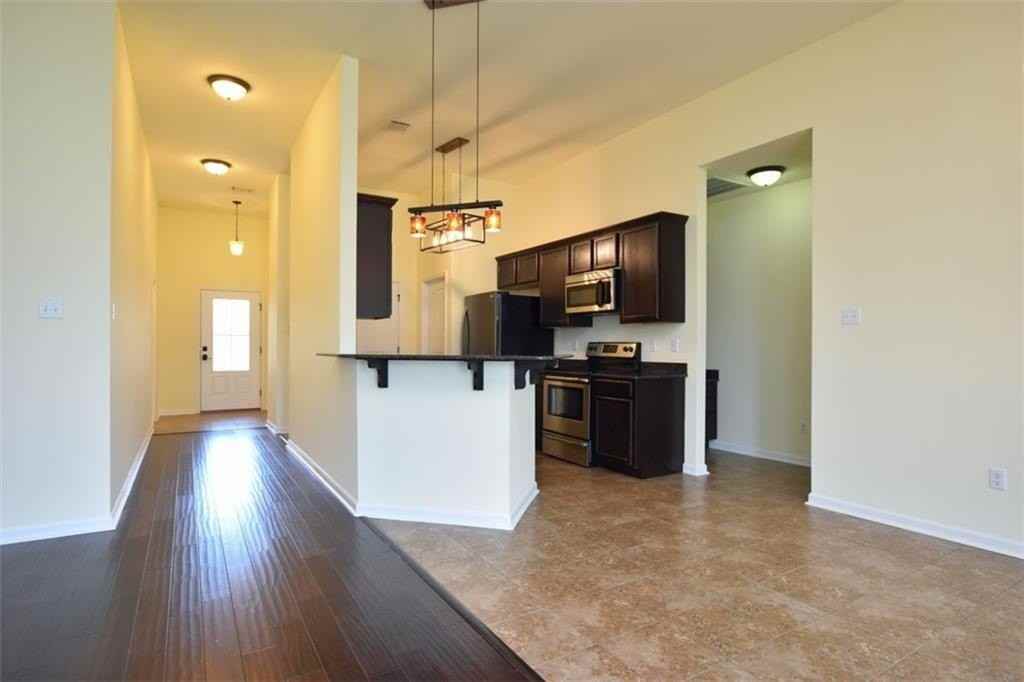 300 Mansfield Dr - Photo 3 of 17