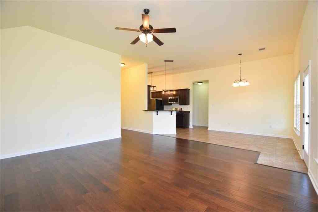 300 Mansfield Dr - Photo 5 of 17