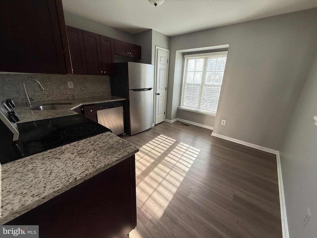 1027 Pirates Ct - Photo 3 of 21