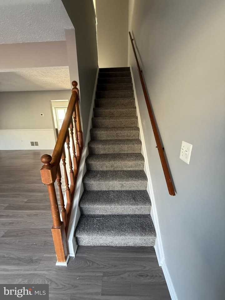 1027 Pirates Ct - Photo 6 of 21