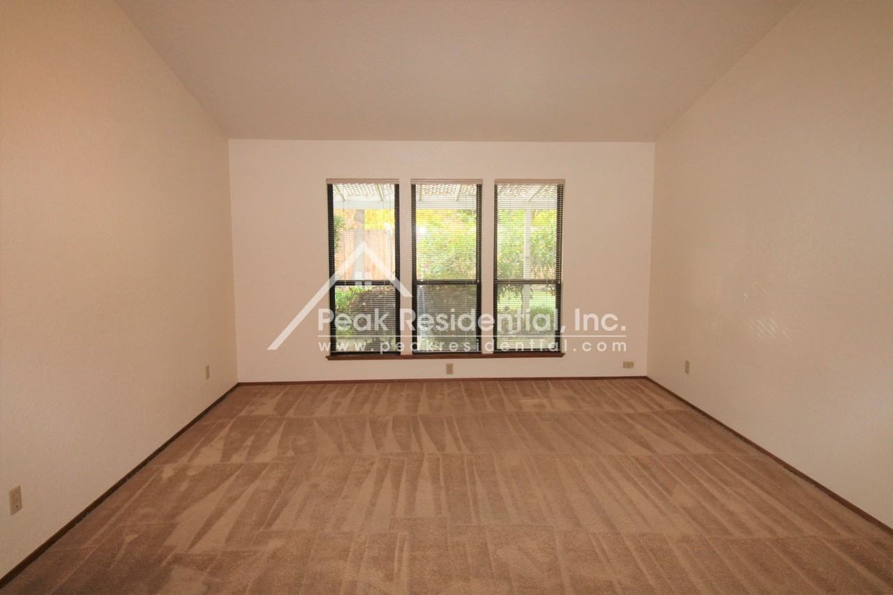 9378 Rolling Glen Ct - Photo 5 of 30