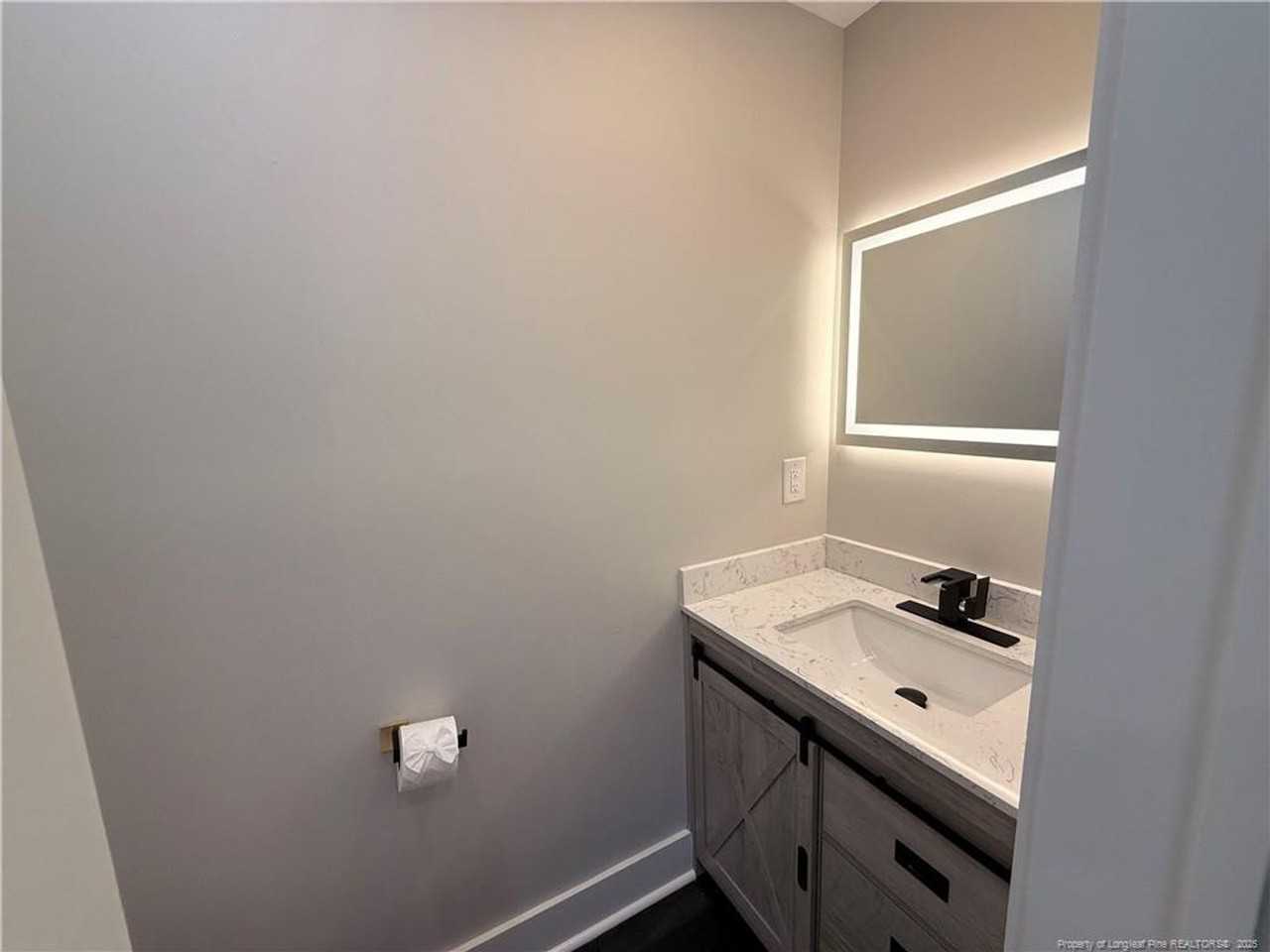 1610 Stonegate S - Photo 3 of 33