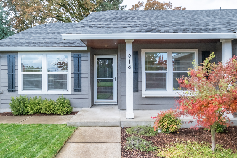 918 Oakmont Loop Northeast - Photo 2 of 20