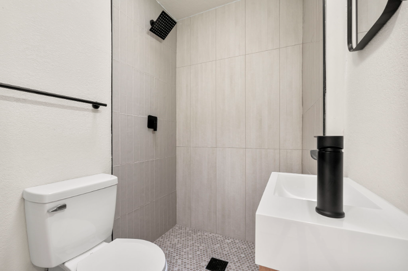 706 E Dakota Ave - Photo 5 of 10