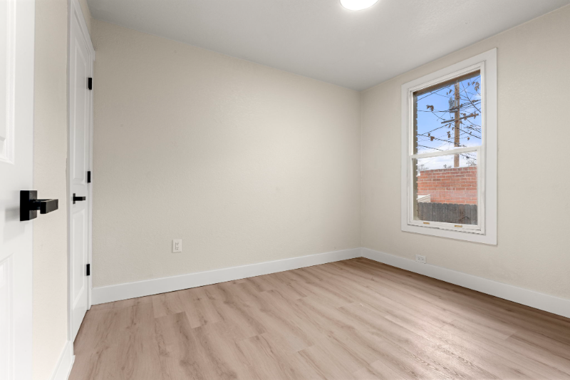 706 E Dakota Ave - Photo 7 of 10