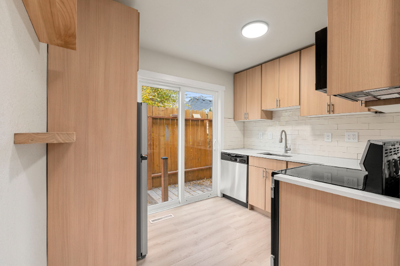 704 E Dakota Ave - Photo 2 of 10