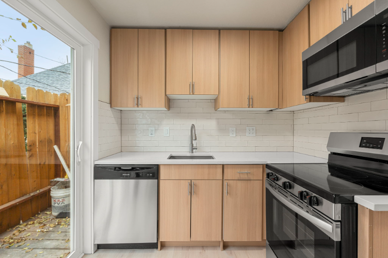 704 E Dakota Ave - Photo 4 of 10