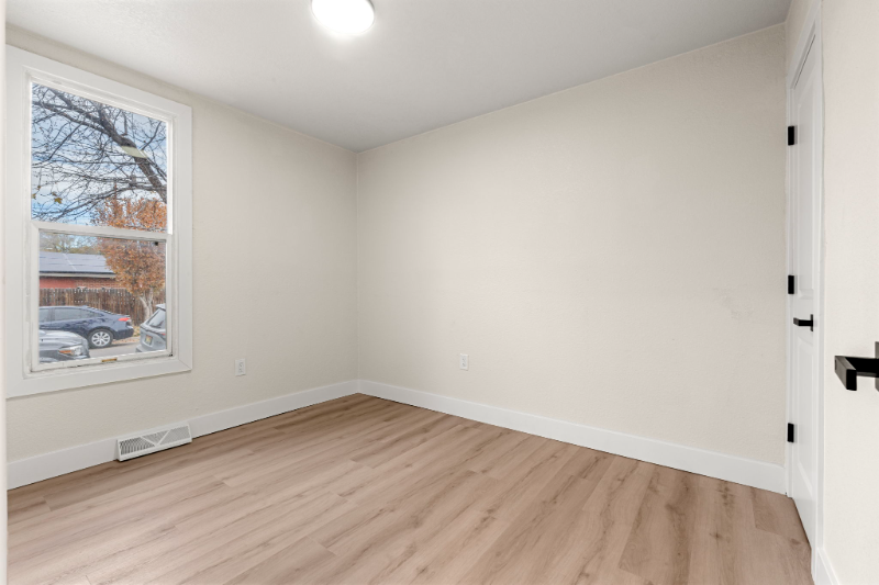 704 E Dakota Ave - Photo 6 of 10