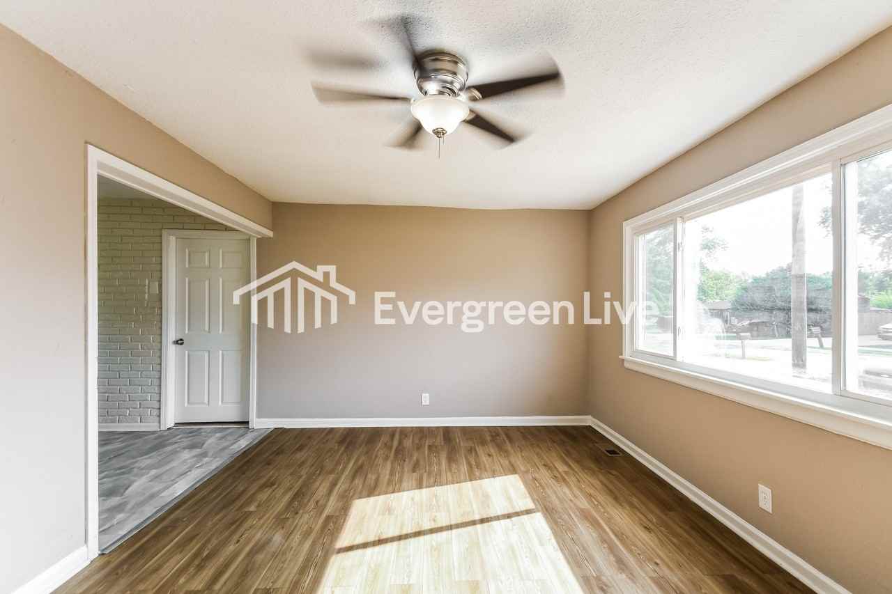 1933 Sloan Ave - Photo 4 of 15