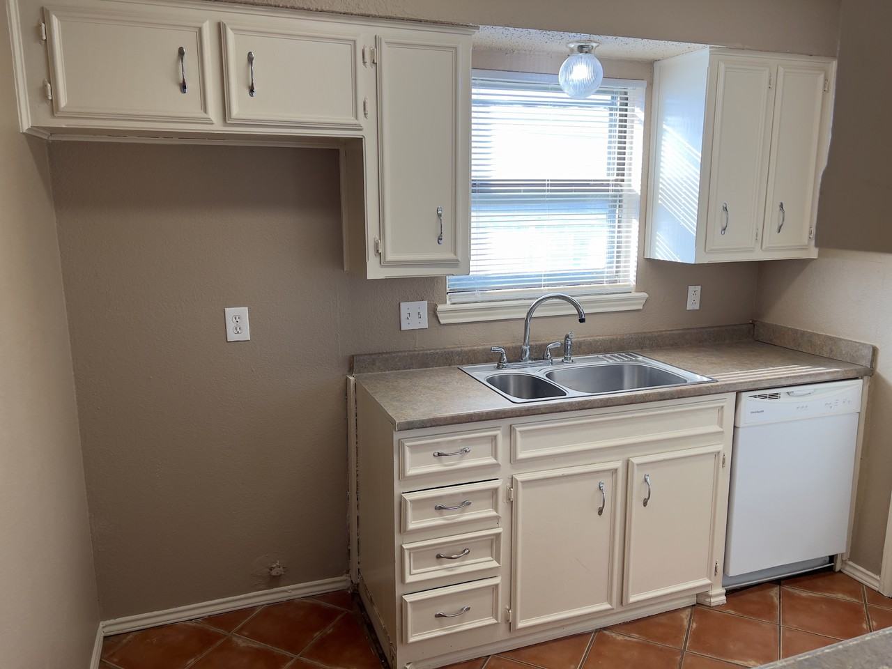 302 E 17th St - Photo 4 of 19