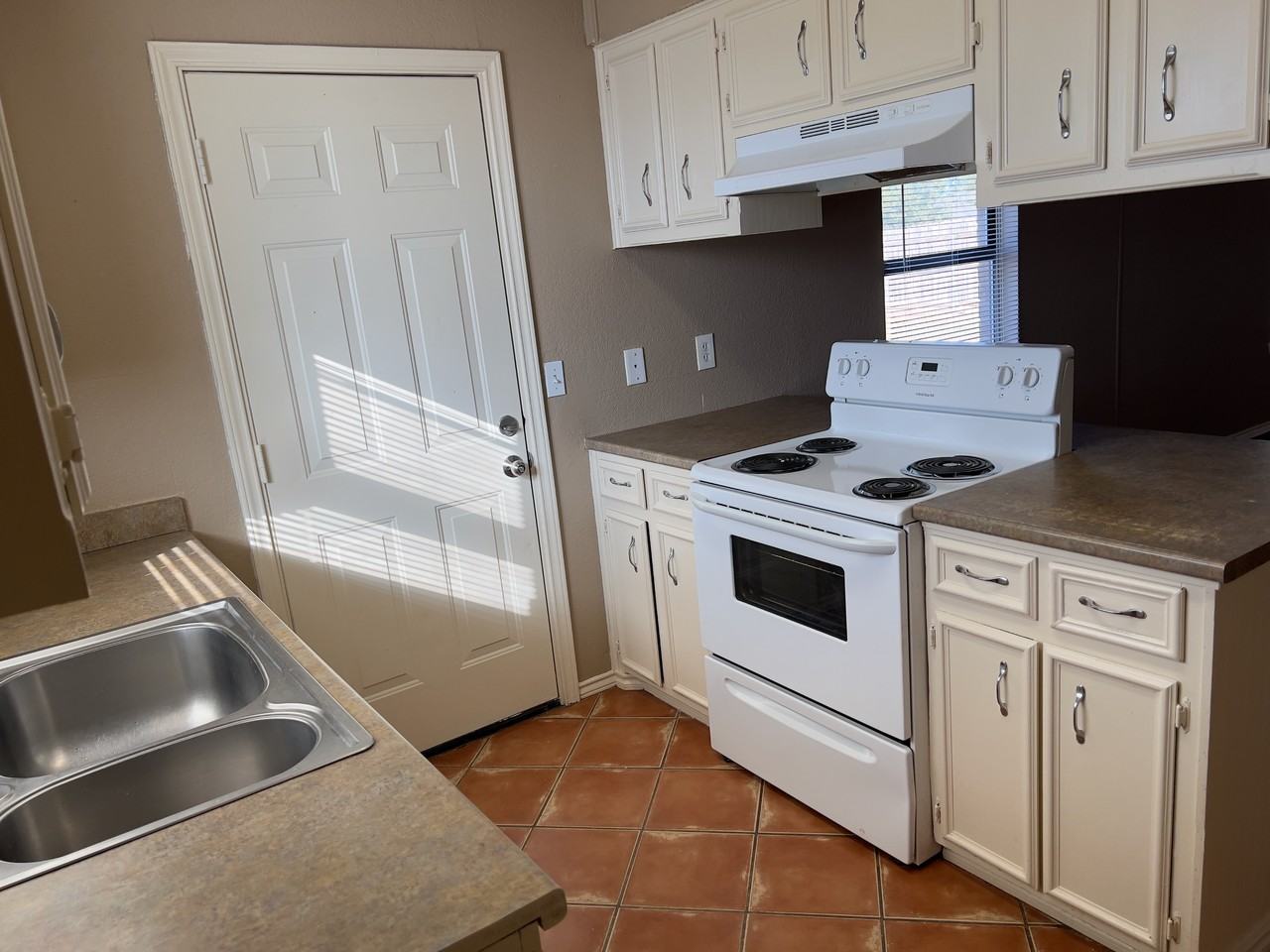 302 E 17th St - Photo 5 of 19