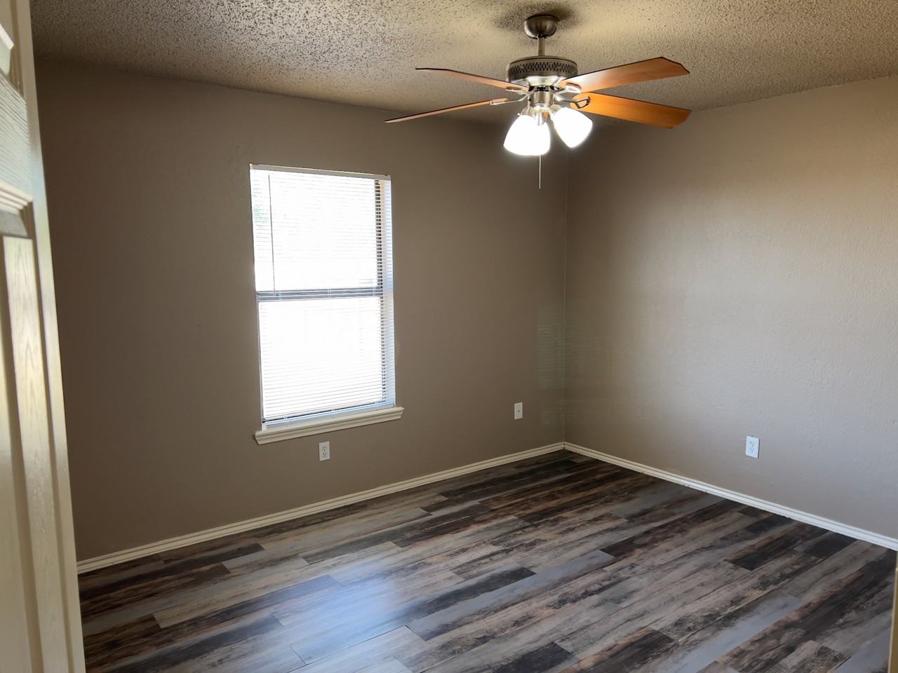 302 E 17th St - Photo 6 of 19