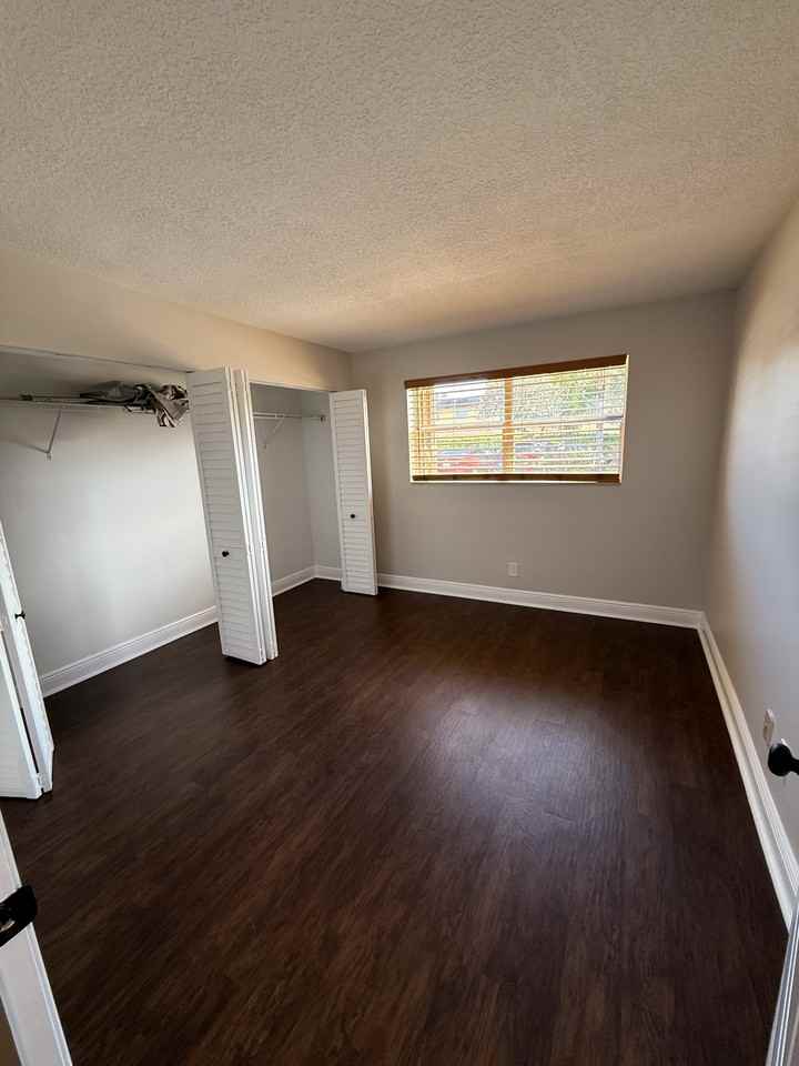 5218 Ne 6th Ave - Photo 6 of 9