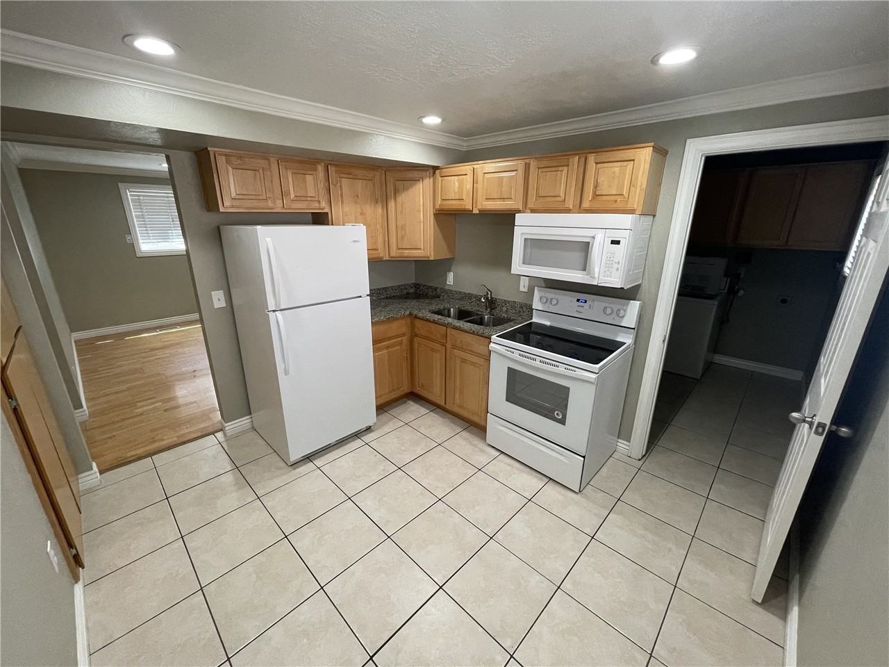 1122 S Lake St - Photo 3 of 9